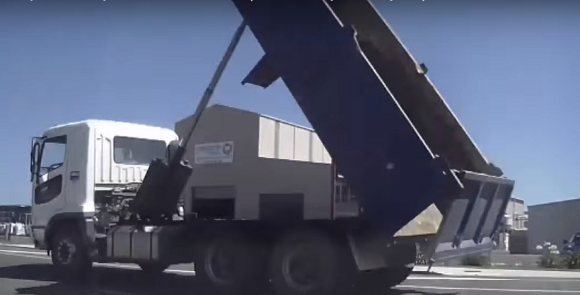 поднятый кузов самосвала